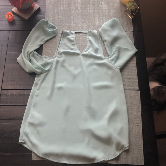 #109 NWOT Shoulder Baring Lightweight Aqua Blouse - Picture 4 of 15